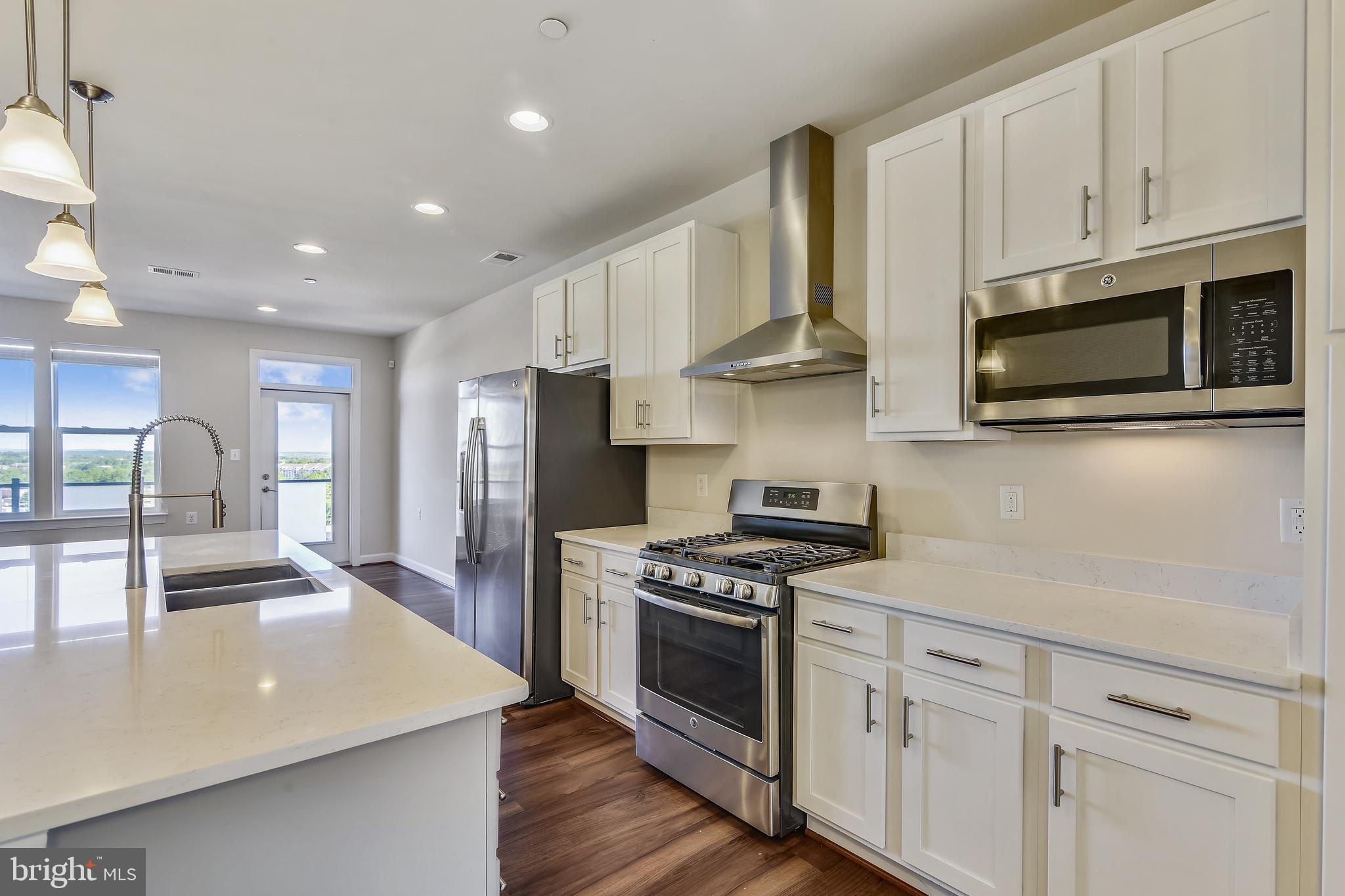 46422 Rilassare Terrace Sterling, VA 20164 - Photo 11 of 42 Kitchen with gas range/oven