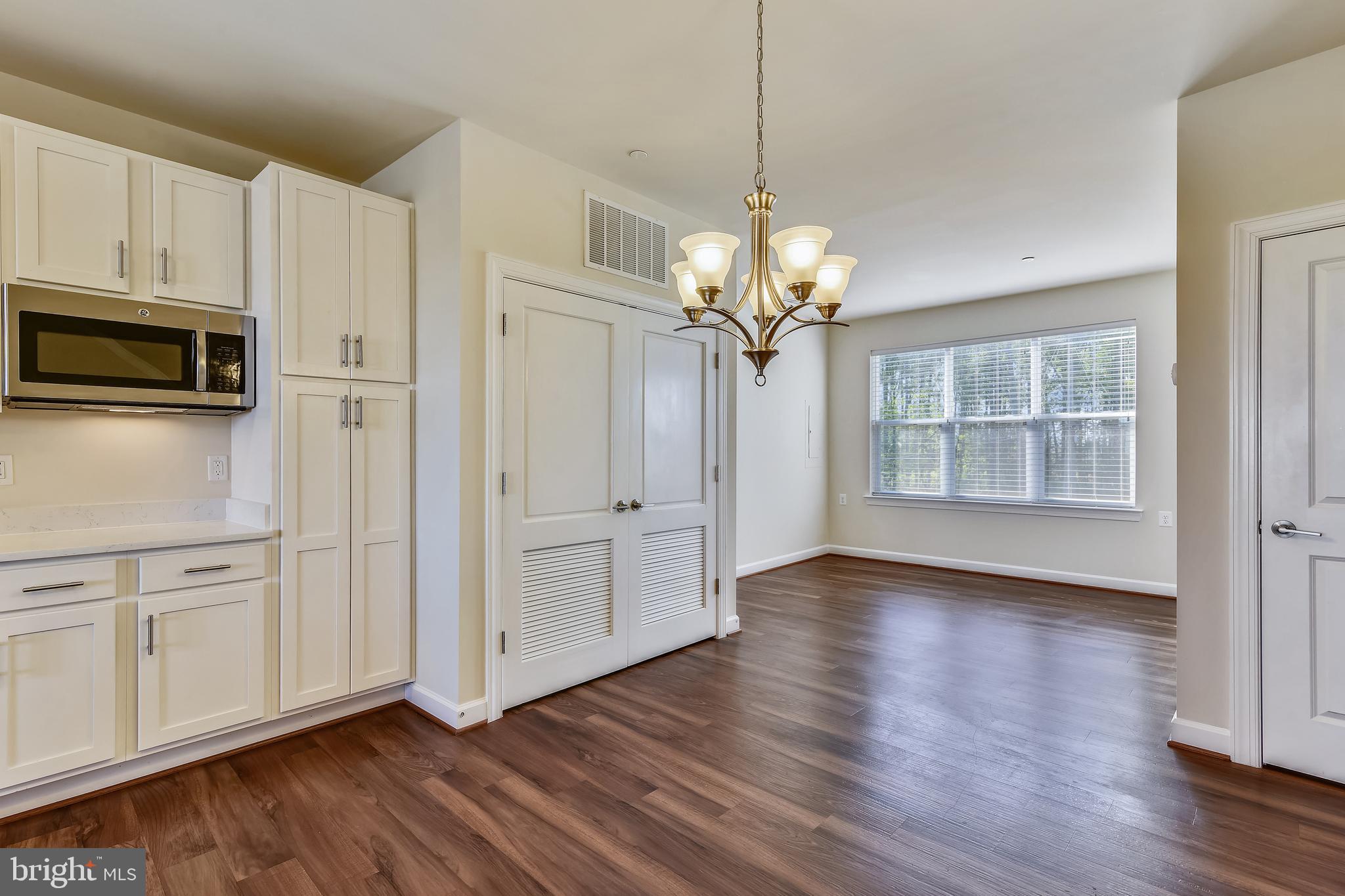 46422 Rilassare Terrace Sterling, VA 20164 - Photo 4 of 42 Kitchen with breakfast area
