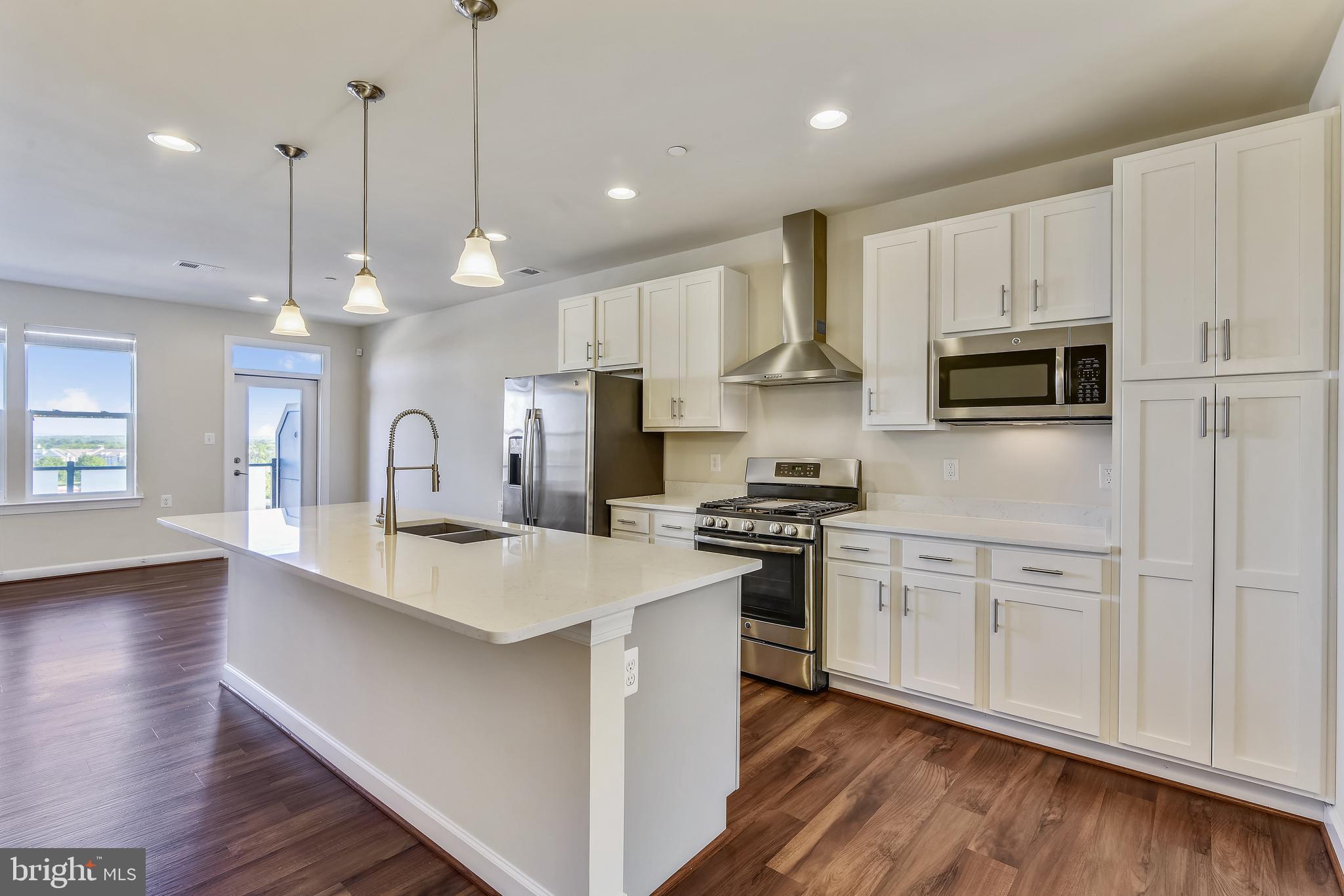 46422 Rilassare Terrace Sterling, VA 20164 - Photo 9 of 42 Kitchen with island and bar seating