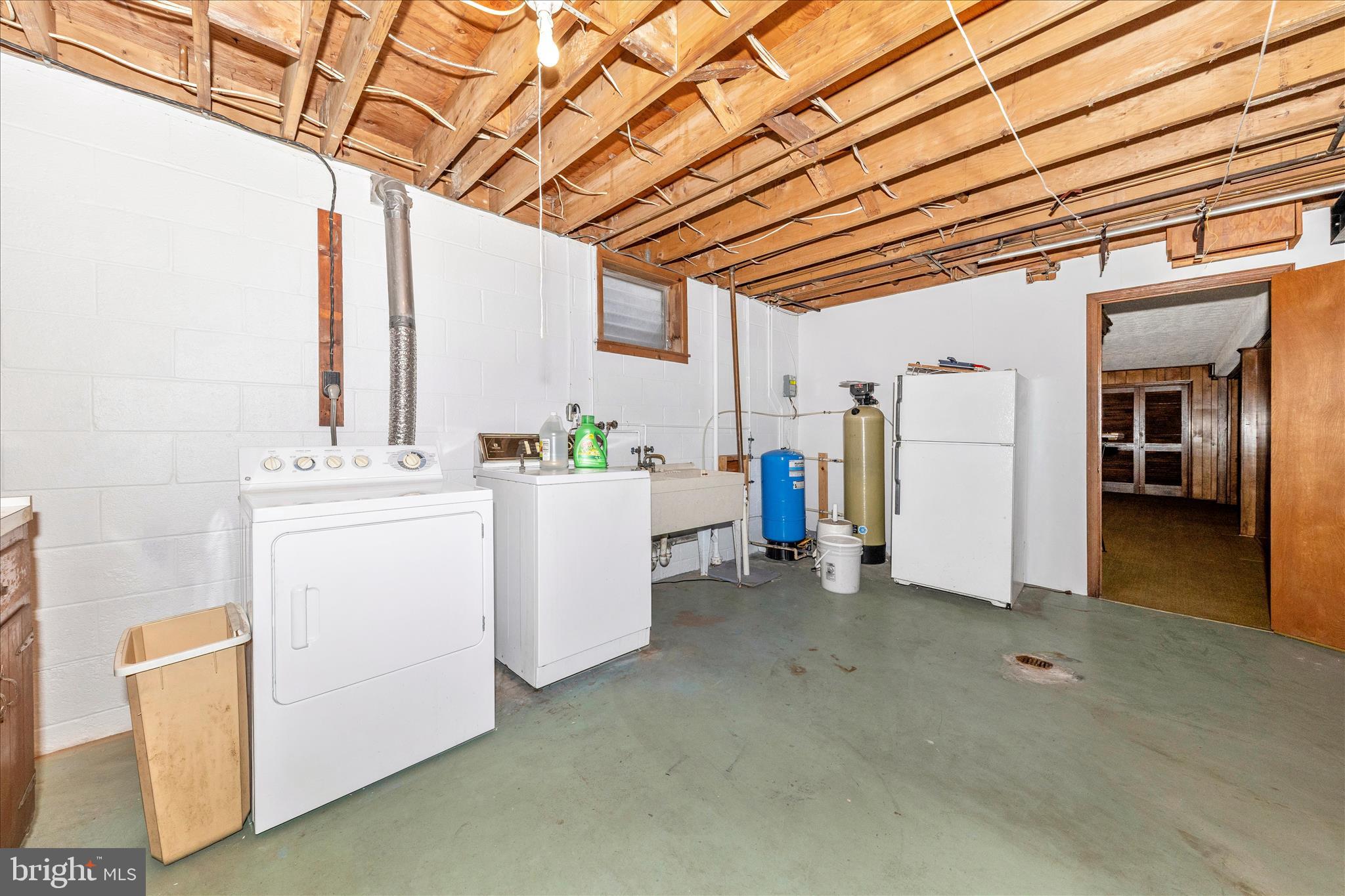 9811 Watkins Road Gaithersburg, MD 20882 - Photo 37 of 54 a utility room with dryer and washer
