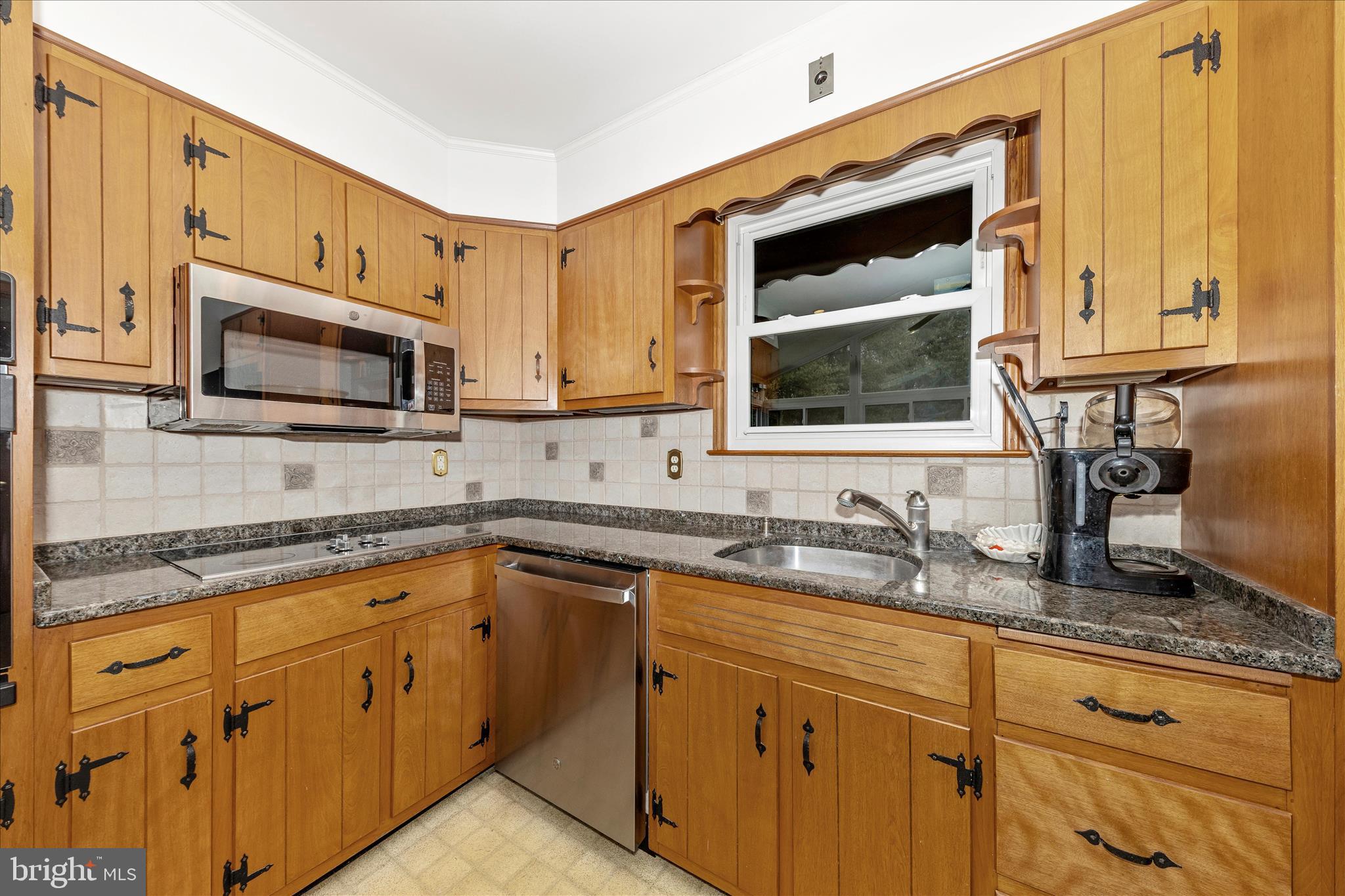 9811 Watkins Road Gaithersburg, MD 20882 - Photo 10 of 54 a kitchen with granite countertop a sink stainless steel appliances and cabinets