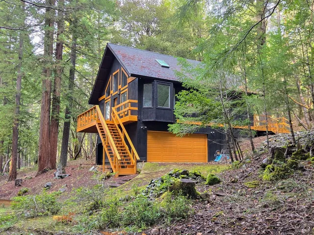 a view of a house with backyard