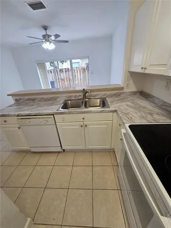 $1,900 | 1575 Northeast 33rd Avenue, Unit 1049, Homestead, FL 33033