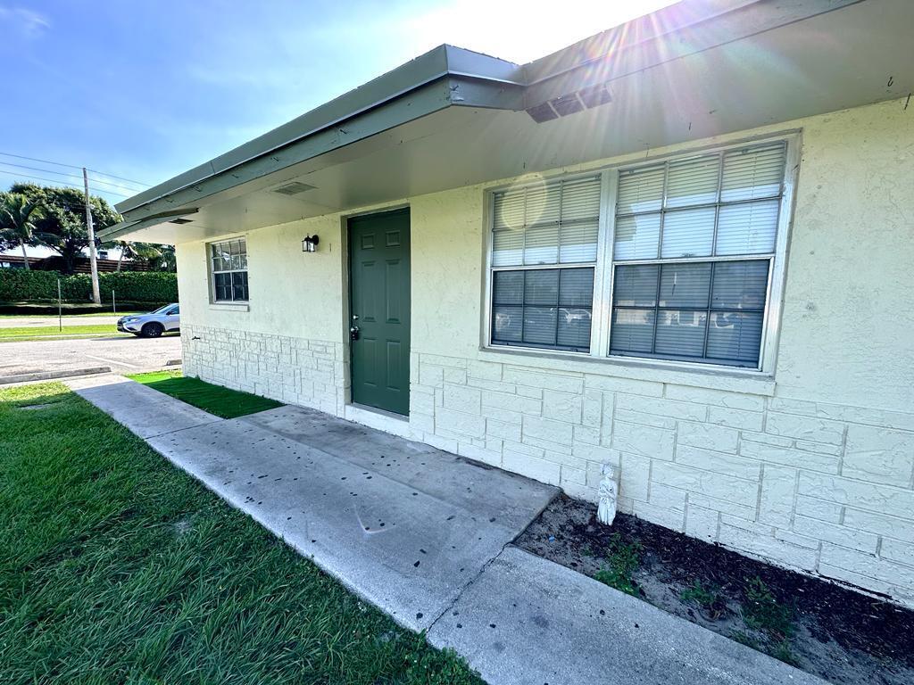 848 Center Street, Unit 3 Jupiter, FL 33458 - Photo 7 of 9 a house with garden in front of it
