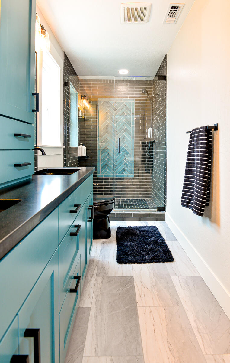 1029 Brandon Way Phoenix, OR 97535 - Photo 26 of 75 Primary bath with double sinks and lots of extra storage