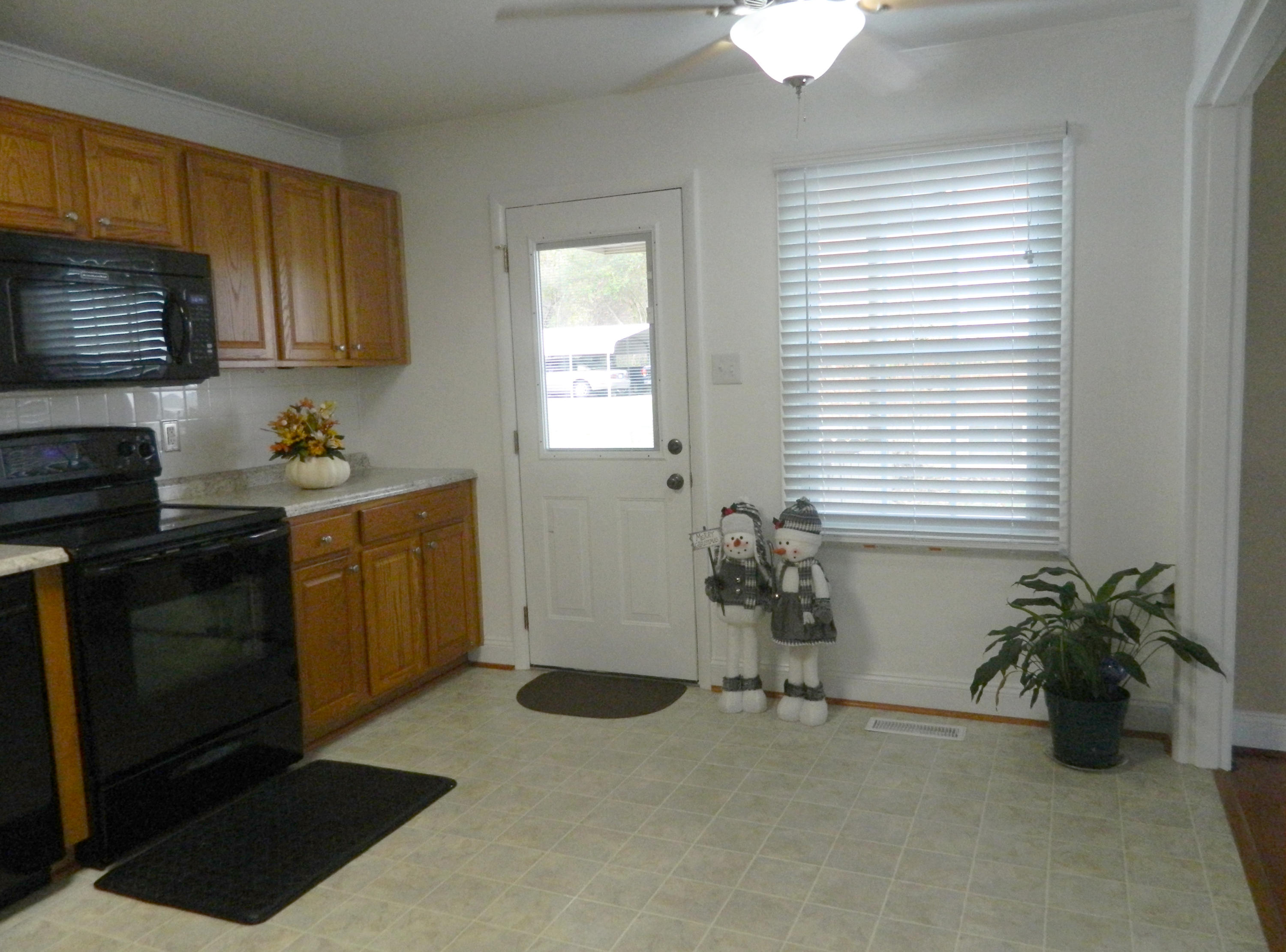 6604 Sherry Road Roanoke, VA 24019 - Photo 7 of 34 Kitchen