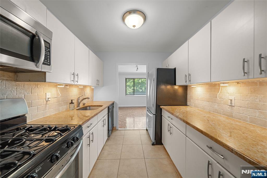 1375 River Road, Unit 2B Edgewater, NJ 07020 - Photo 3 of 30