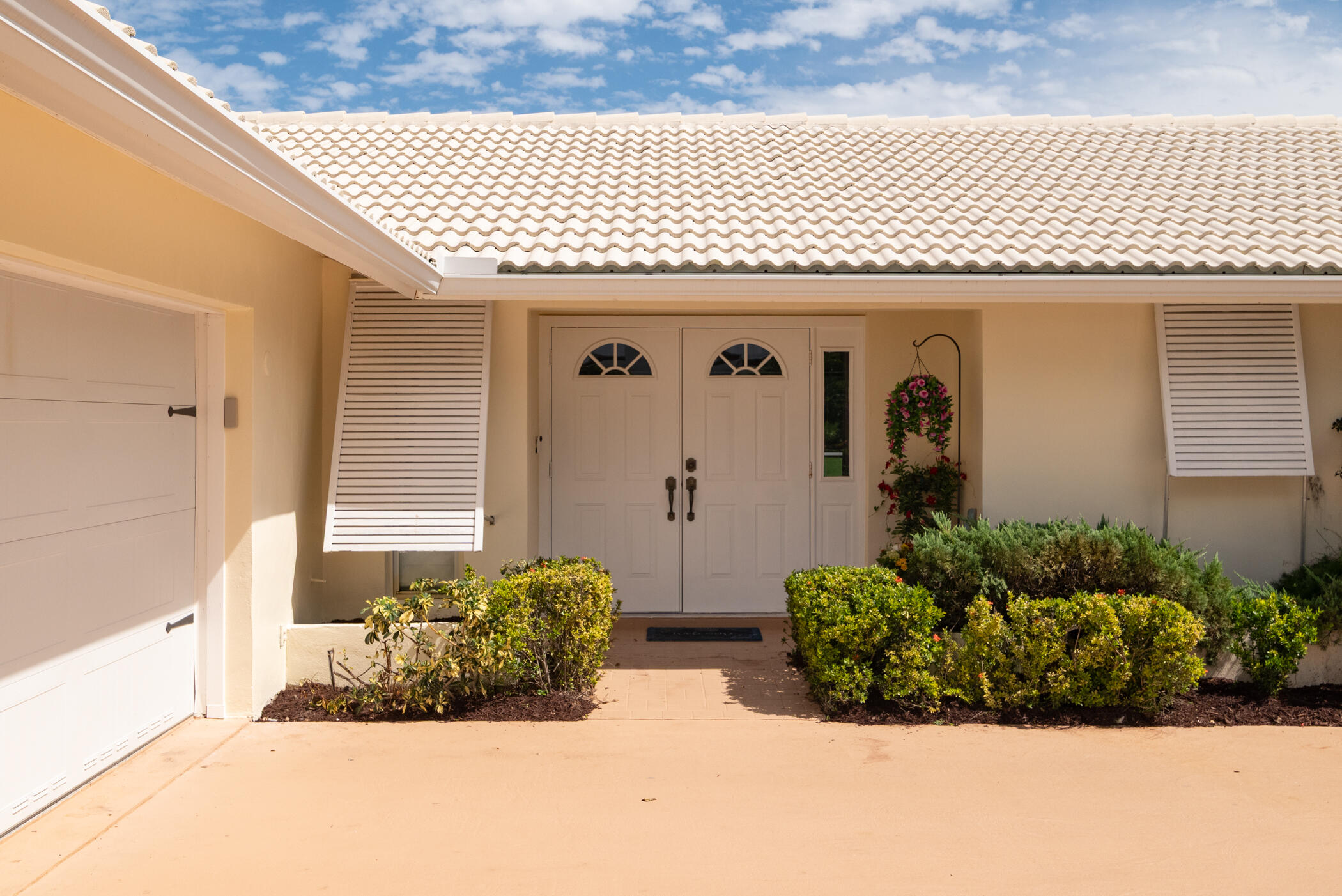 2811 Southeast Fairway West Stuart, FL 34997 - Photo 2 of 40 a front view of a house