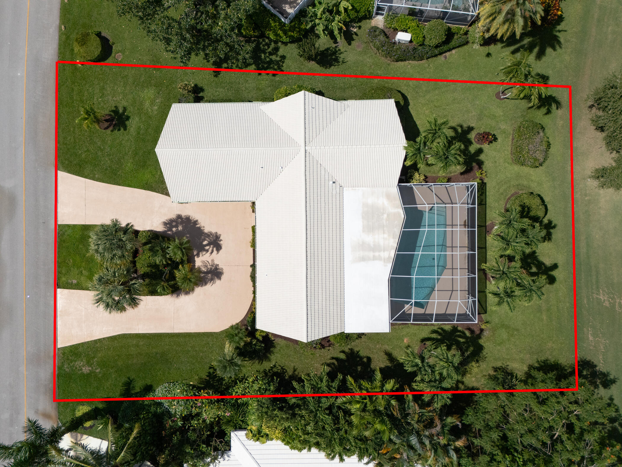 2811 Southeast Fairway West Stuart, FL 34997 - Photo 35 of 40 an aerial view of a residential apartment building with a yard and plants