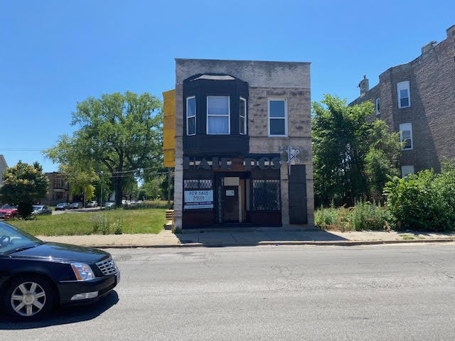 937 West 59th Street Chicago, IL 60621 - Photo 9 of 11 a front view of a house with a yard