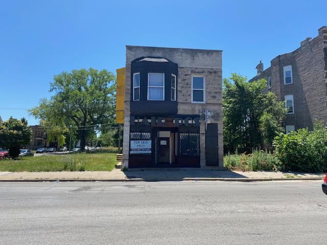 937 West 59th Street Chicago, IL 60621 - Photo 10 of 11 a front view of a house with a garden