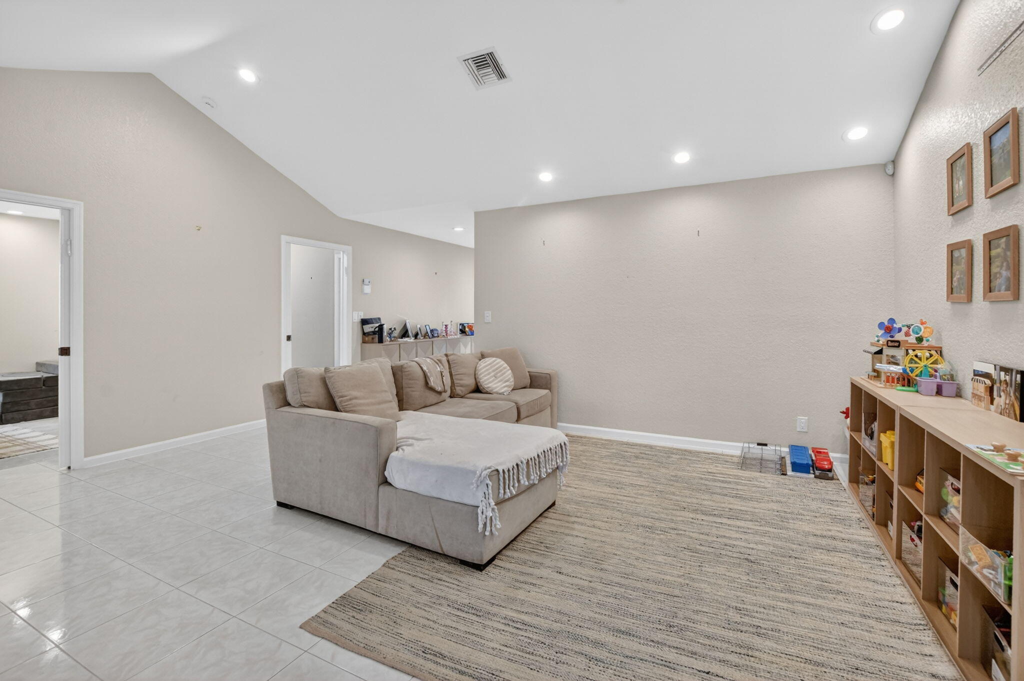 10065 Camelback Lane Boca Raton, FL 33498 - Photo 7 of 48 21-web-or-mls-DSC_2307