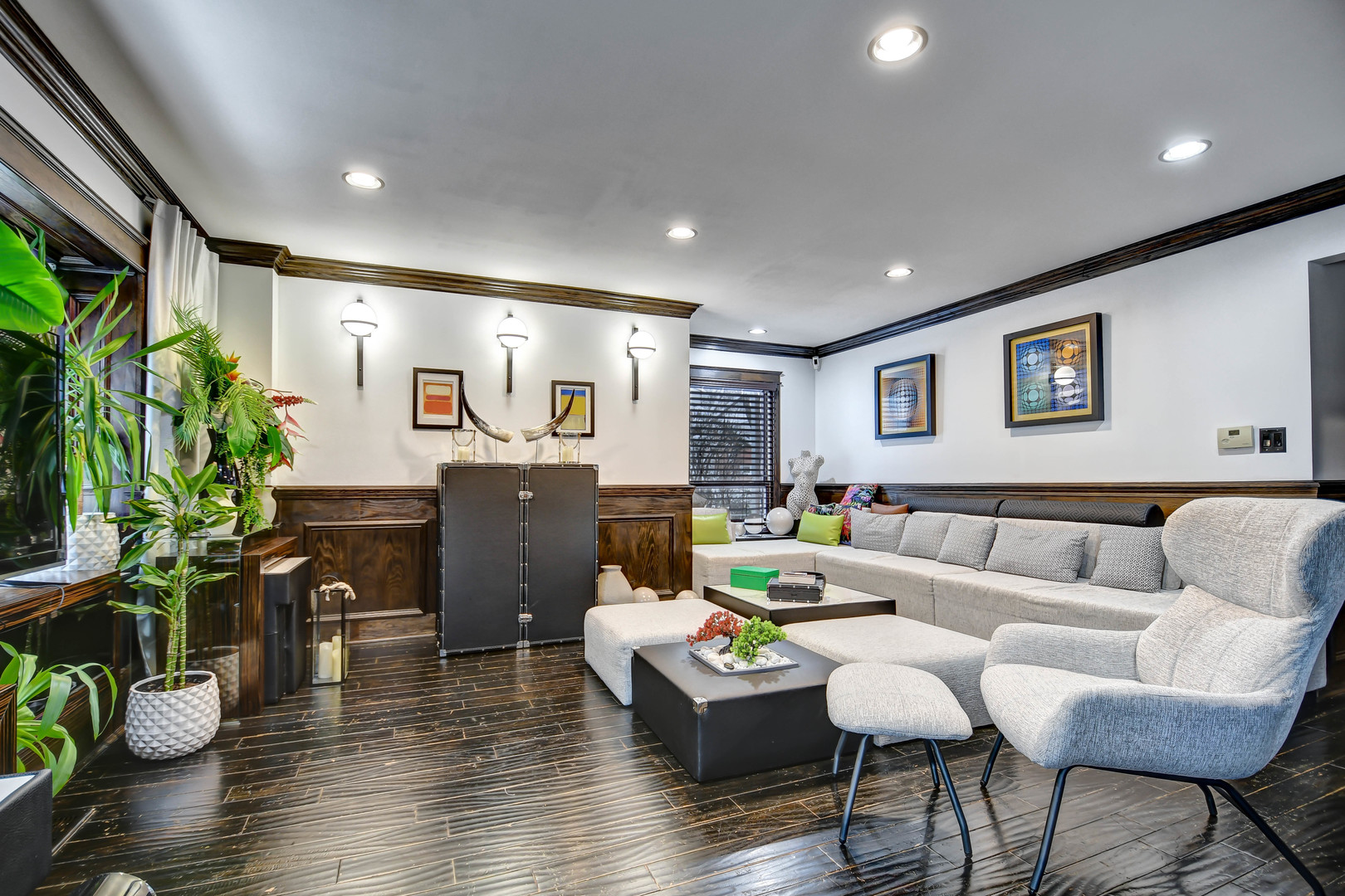 491 Old Surrey Road, Unit A Hinsdale, IL 60521 - Photo 4 of 23 a living room with furniture and a potted plant