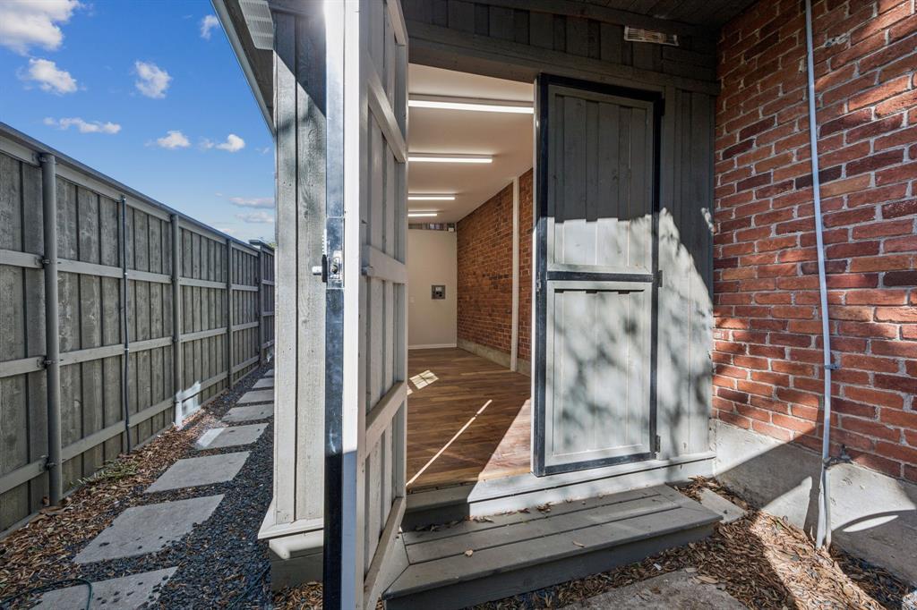 6848 Midcrest Drive Dallas, TX 75254 - Photo 33 of 38 a view of a balcony