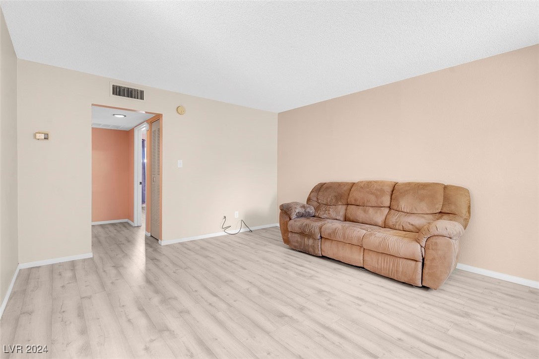 350 East Desert Inn Road, Unit D108 Las Vegas, NV 89109 - Photo 6 of 28 Gallery Image 6