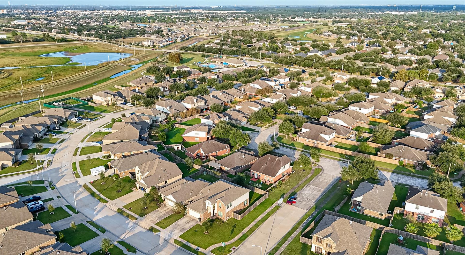 6718 Poplar Bend Lane Dickinson, TX 77539 - Photo 2 of 24