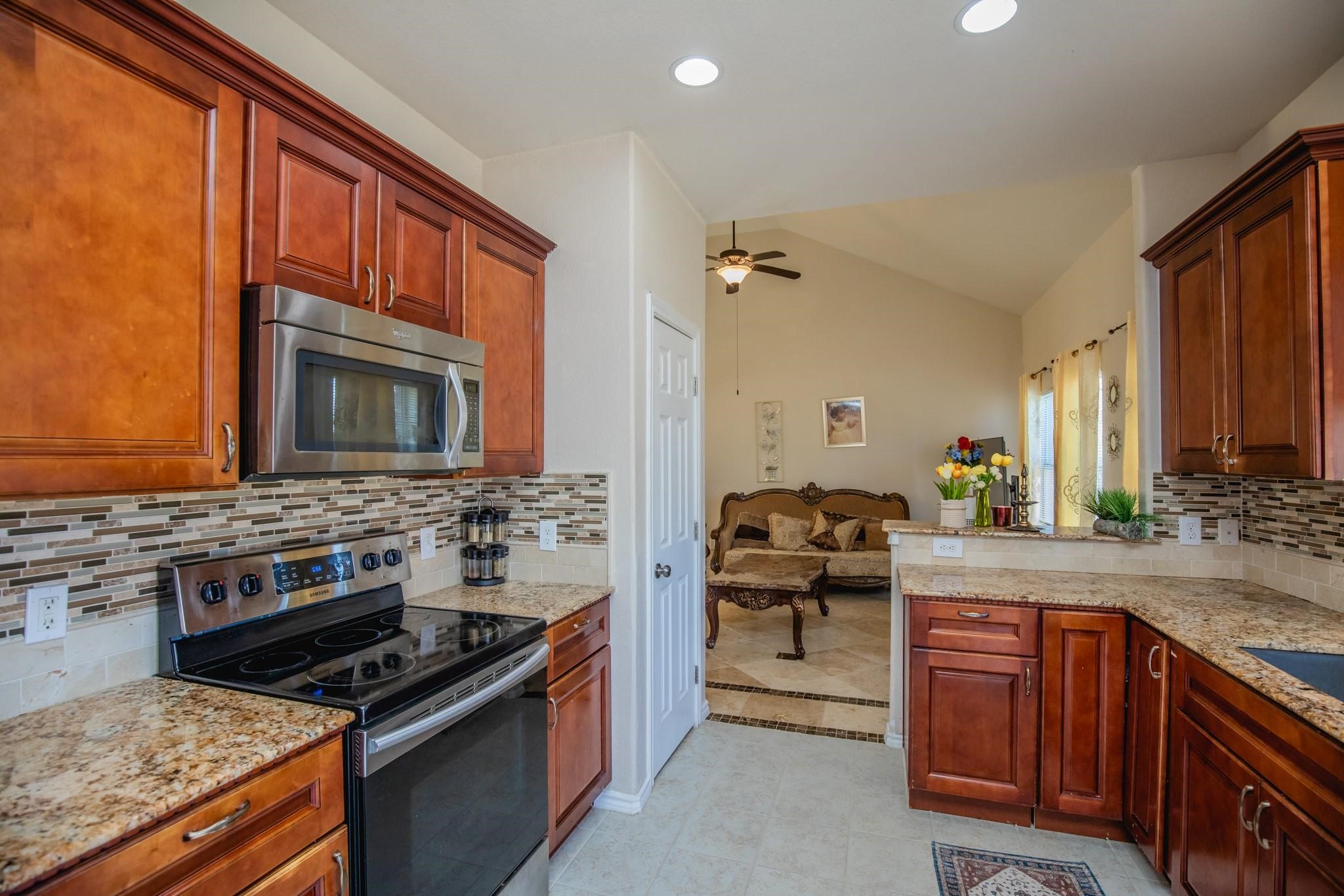 6718 Poplar Bend Lane Dickinson, TX 77539 - Photo 8 of 24