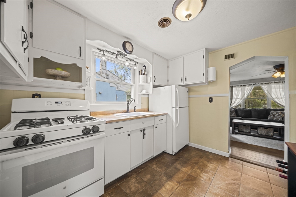 75 Garland Street Springfield, MA 01118 - Photo 8 of 40 Gallery Image 8