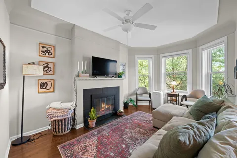 $425,000 | 609 West Wellington Avenue, Unit 3D, Chicago, IL 60657