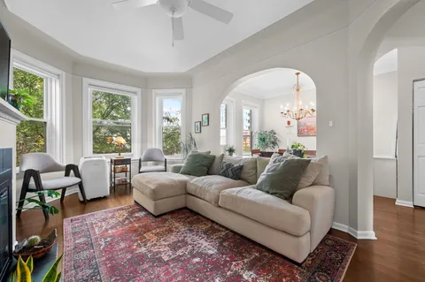 $425,000 | 609 West Wellington Avenue, Unit 3D, Chicago, IL 60657