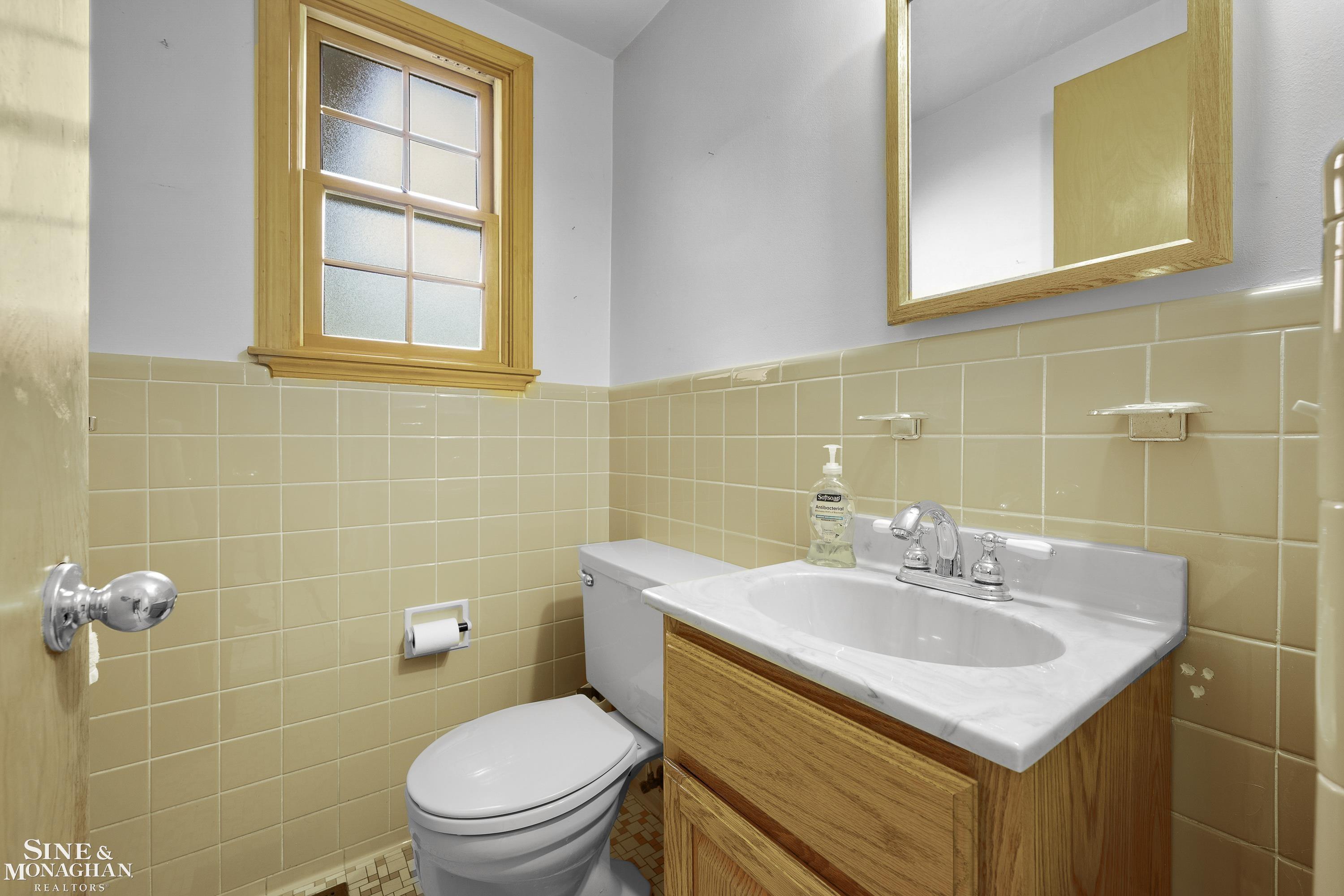 581 North Rosedale Court Grosse Pointe, MI 48236 - Photo 14 of 37 50155825-03682f2c-a928-4a87-9445-6edbf043062b.JPG