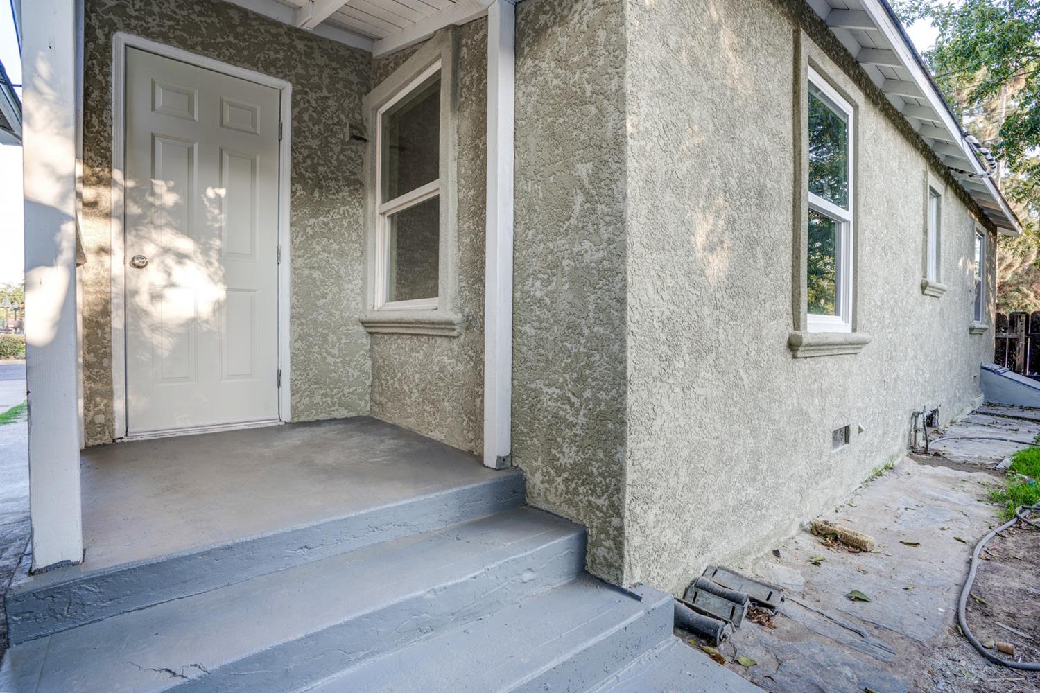 2520 P Street Merced, CA 95340 - Photo 5 of 23 an empty room with windows