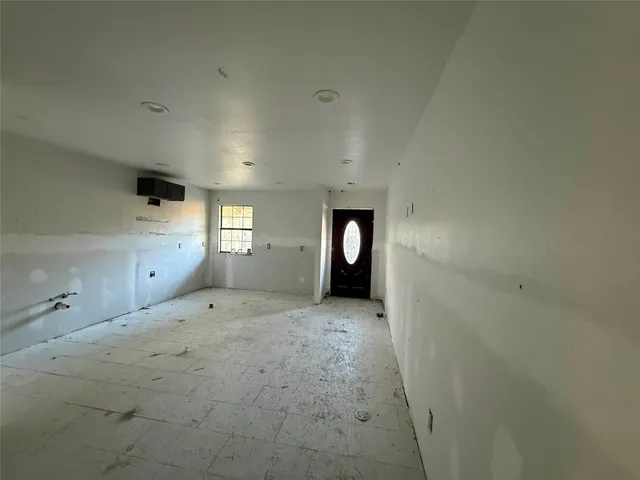 en empty room with windows and closet