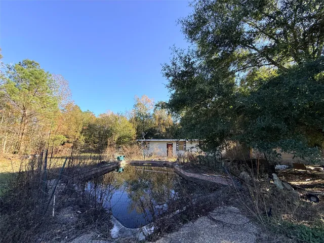 a view of a backyard with fountain