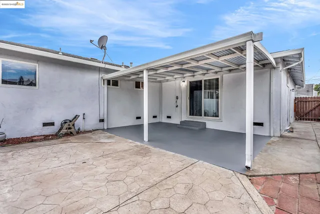 a view of a house with backyard