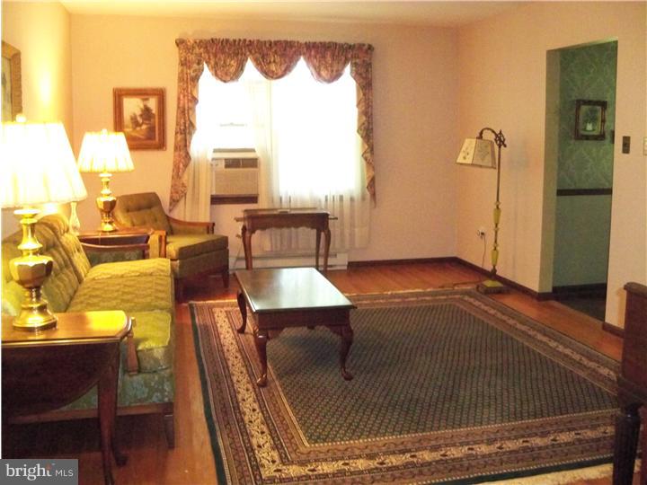 176 Juliustown Road Columbus, NJ 08022 - Photo 3 of 15 Living Room