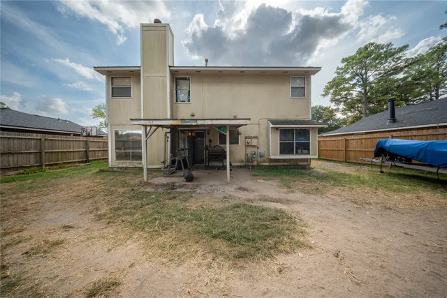 a view of a house with a backyard