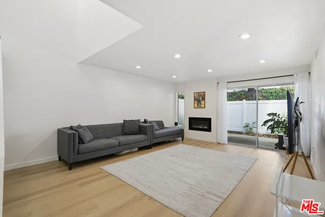 $825,000 | 18175 Andrea Circle North, Unit 4, Northridge, CA 91325