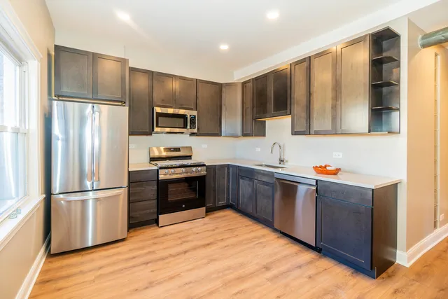 $4,200 | 1032 West Dakin Street, Unit 2A, Chicago, IL 60613