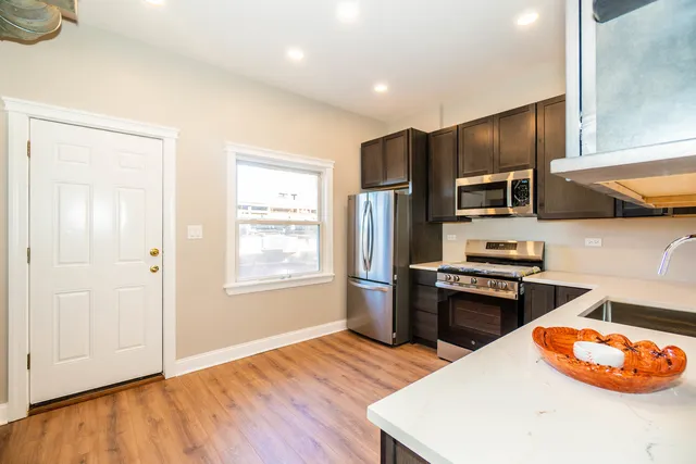 $4,200 | 1032 West Dakin Street, Unit 2A, Chicago, IL 60613