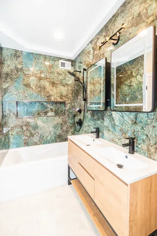 $4,200 | 1032 West Dakin Street, Unit 2A, Chicago, IL 60613