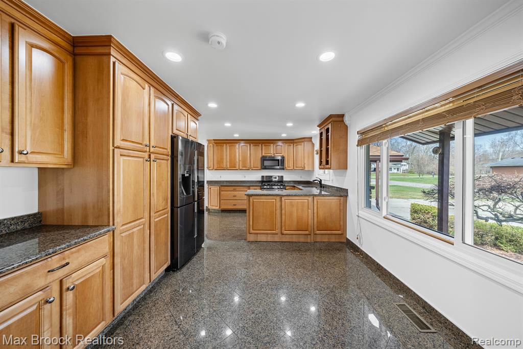 32036 Red Clover Road Farmington Hills, MI 48334 - Photo 18 of 44