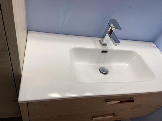 8 Bowen Drive Key Largo, FL 33037 - Photo 14 of 27 a bathroom with a sink