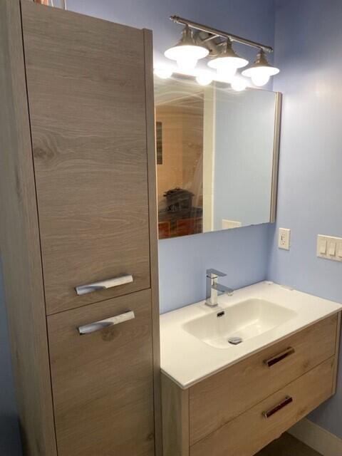 8 Bowen Drive Key Largo, FL 33037 - Photo 17 of 27 a bathroom with a sink mirror and vanity