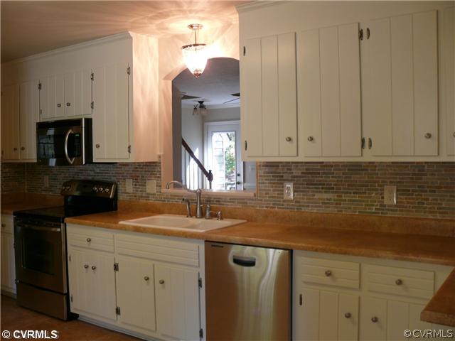 2807 Fairgate Road Midlothian, VA 23112 - Photo 8 of 24 a kitchen with cabinets appliances and a sink