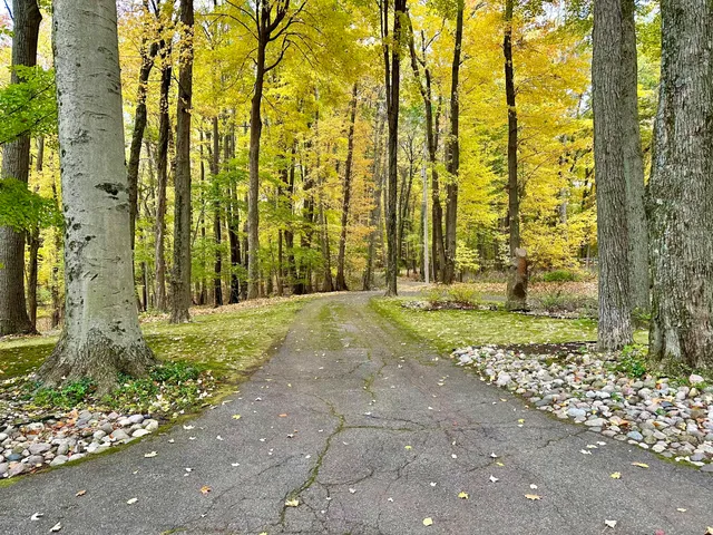 $649,000 | 15833 East B Avenue, Augusta, MI 49012