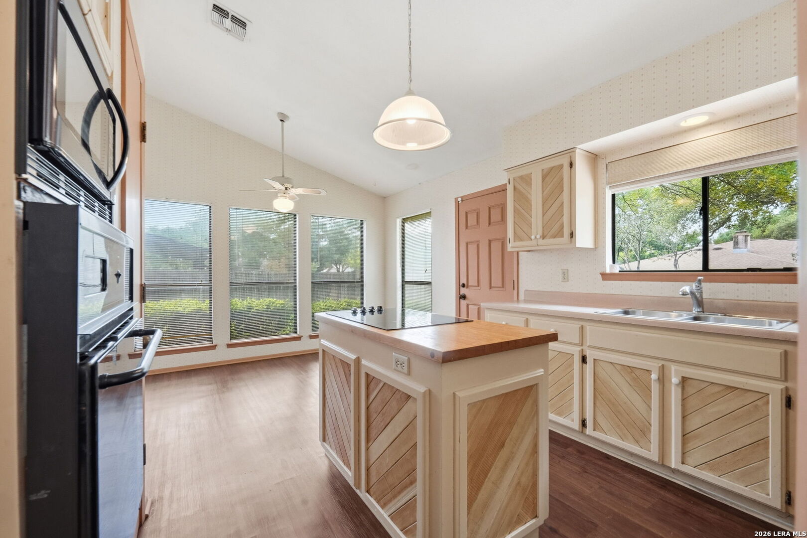 6310 Spindrift Windcrest, TX 78239 - Photo 8 of 26