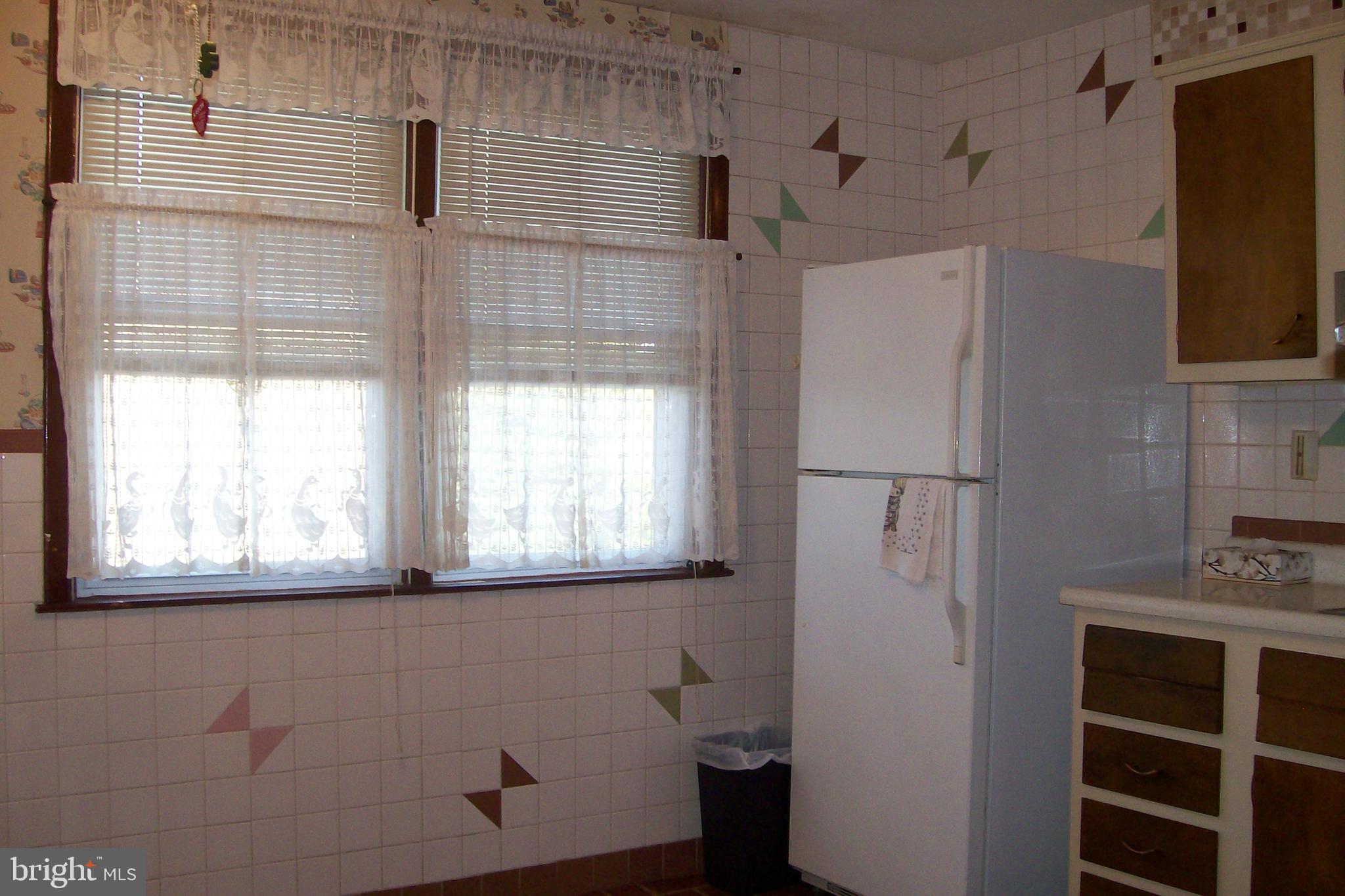2814 Woodbridge Road Philadelphia, PA 19114 - Photo 13 of 37 Retro Eat-In Kitchen