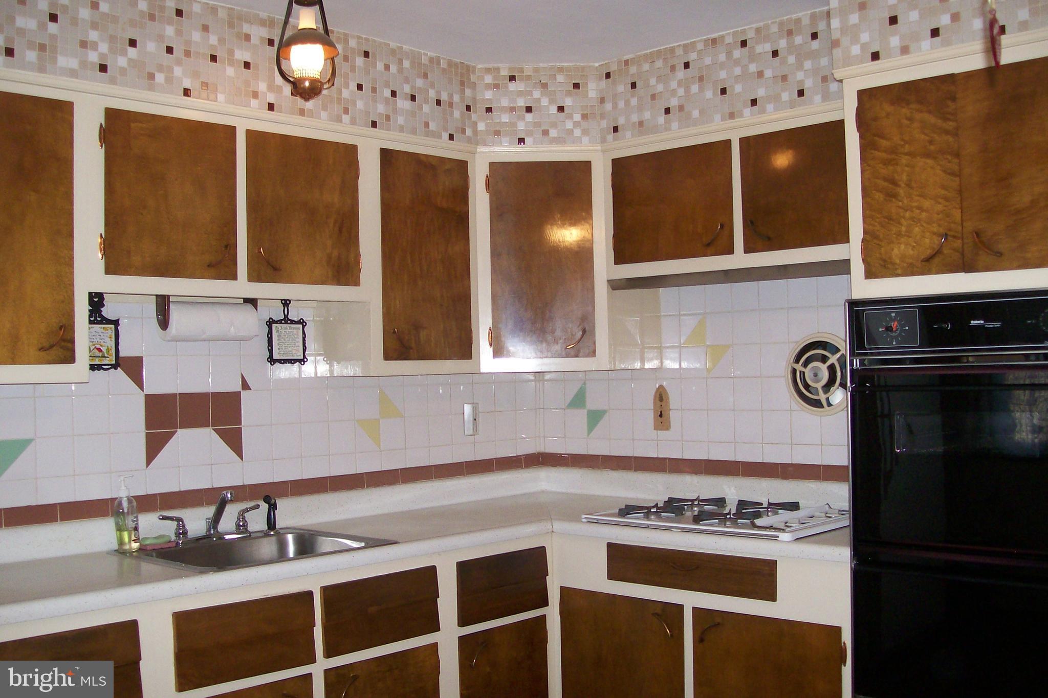2814 Woodbridge Road Philadelphia, PA 19114 - Photo 15 of 37 Retro Eat-In Kitchen