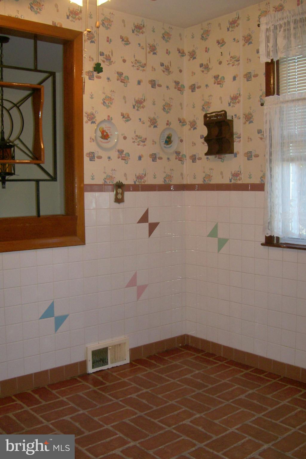 2814 Woodbridge Road Philadelphia, PA 19114 - Photo 16 of 37 Retro Eat-In Kitchen
