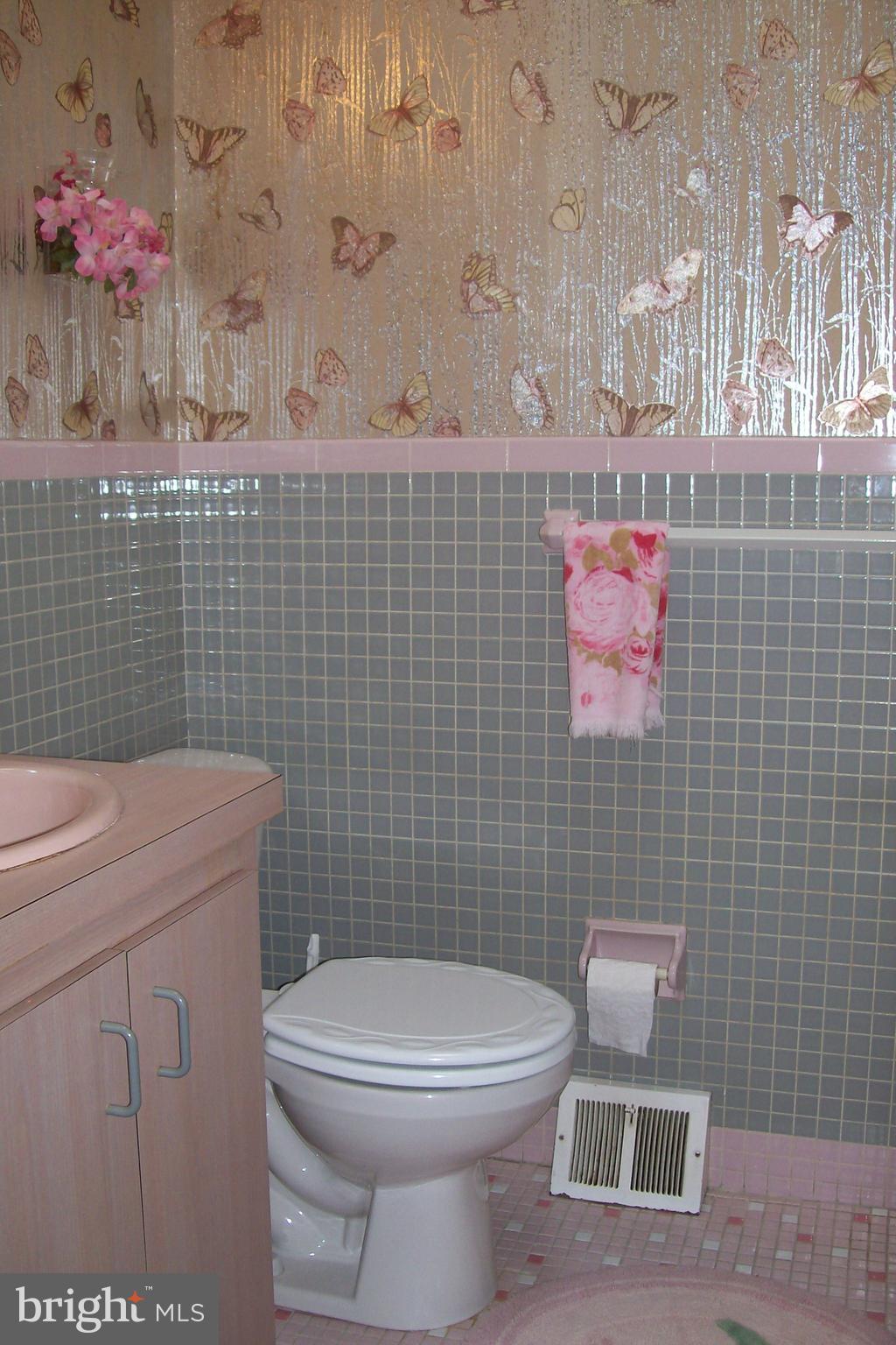 2814 Woodbridge Road Philadelphia, PA 19114 - Photo 21 of 37 C/T 3 piece Hall Bath