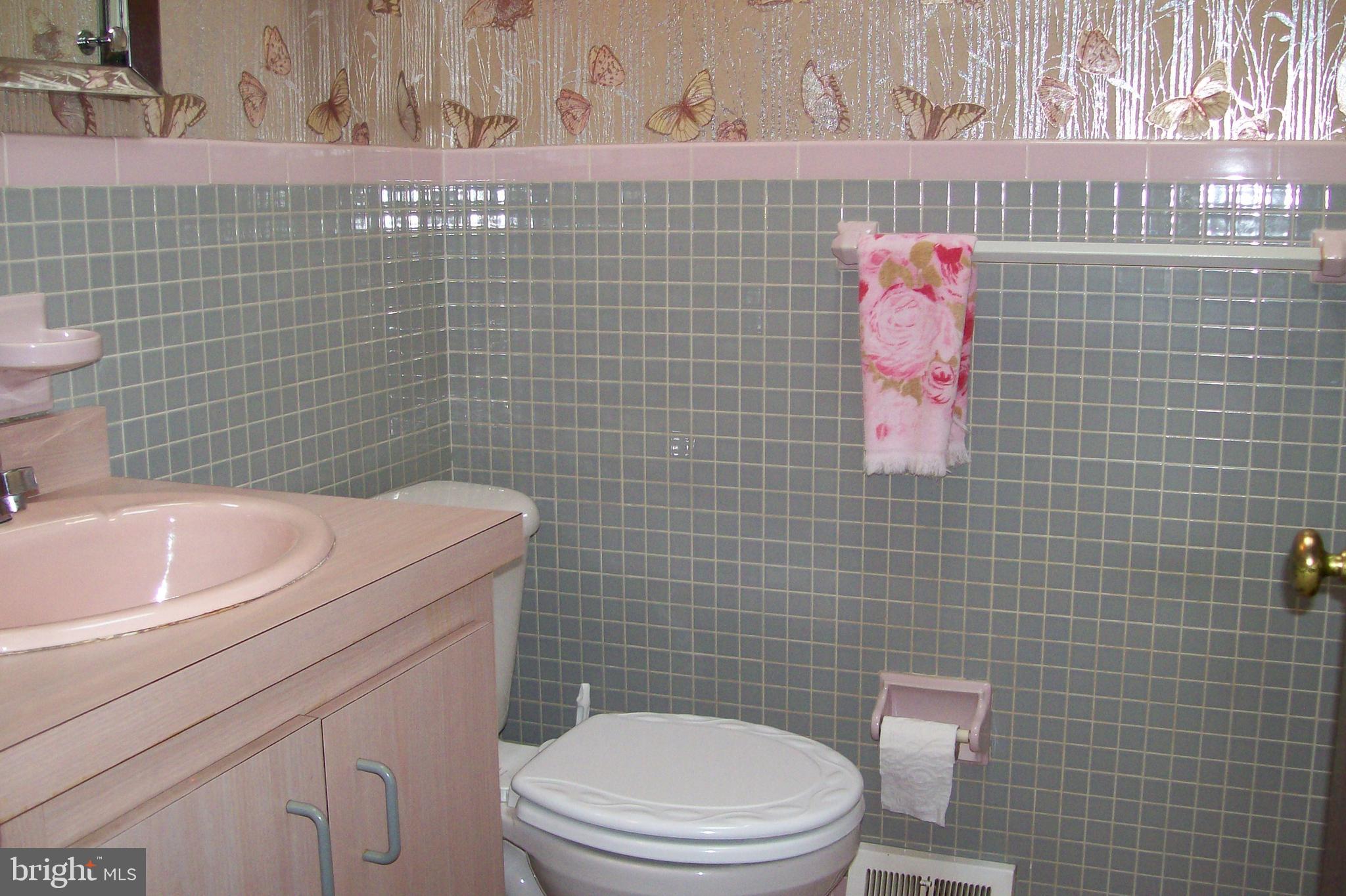 2814 Woodbridge Road Philadelphia, PA 19114 - Photo 22 of 37 C/T 3 piece Hall Bath