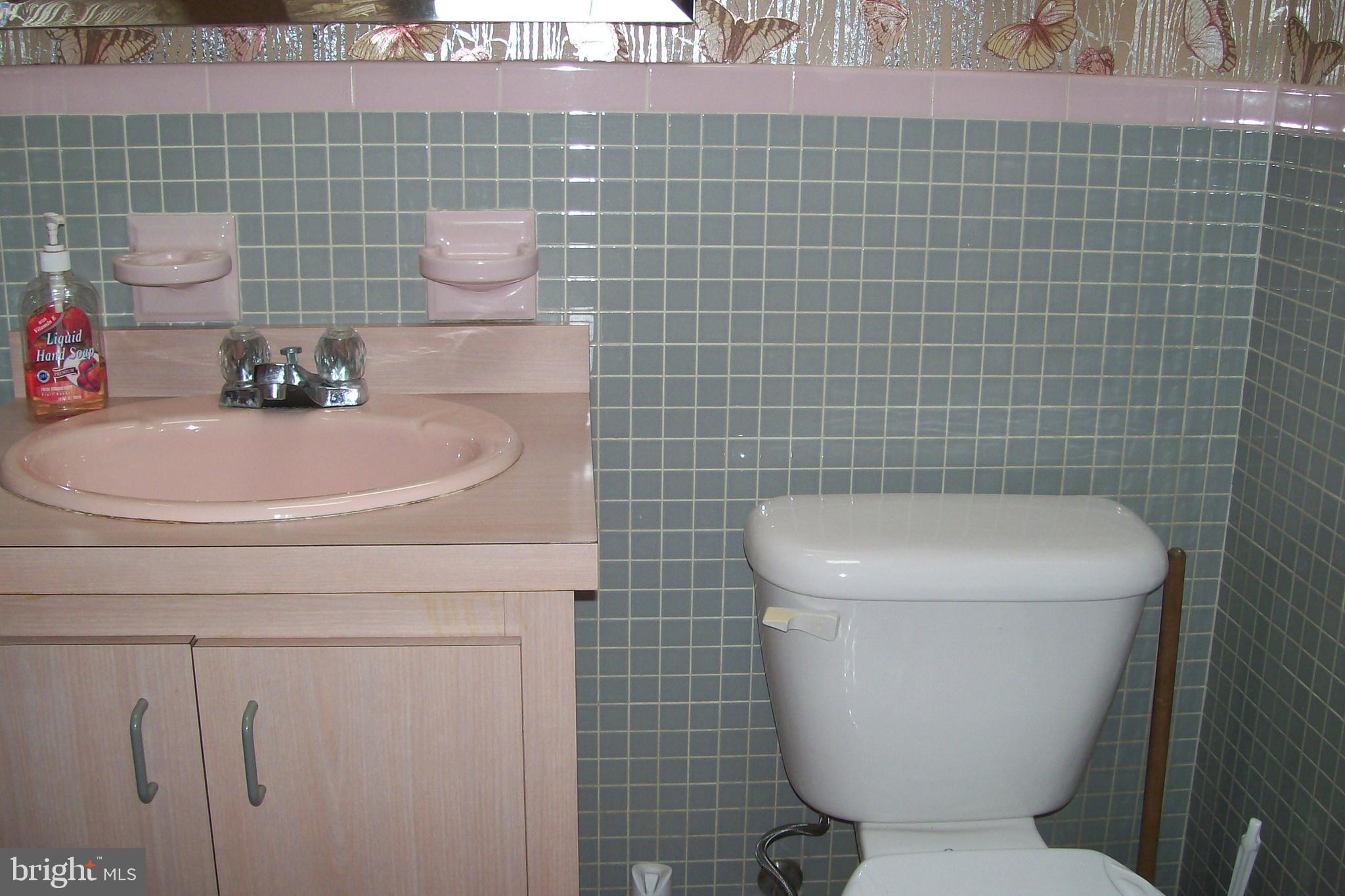 2814 Woodbridge Road Philadelphia, PA 19114 - Photo 24 of 37 C/T 3 piece Hall Bath