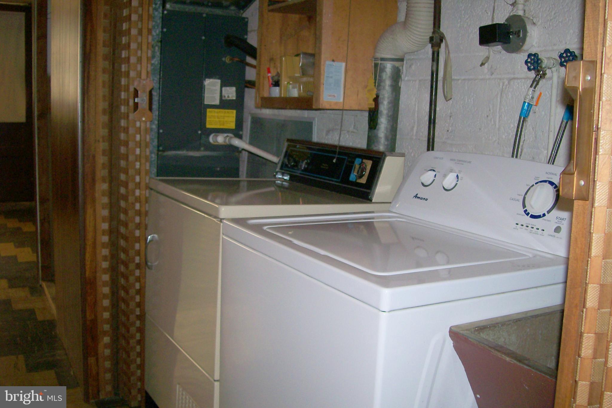 2814 Woodbridge Road Philadelphia, PA 19114 - Photo 36 of 37 Washer & Dryer with utility sink