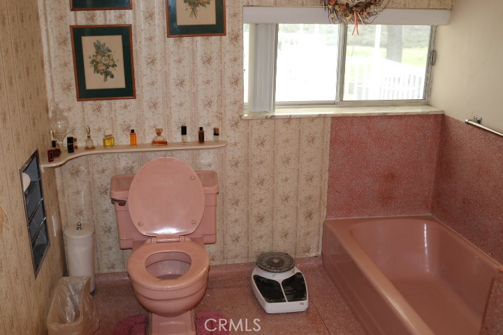33975 Wright Road Wildomar, CA 92595 - Photo 56 of 70 a bathroom with a toilet and a bathtub