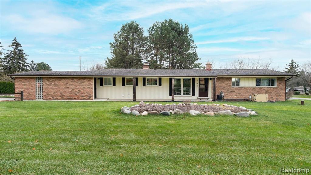 210 Donegal Drive Rochester Hills, MI 48309 - Photo 2 of 48